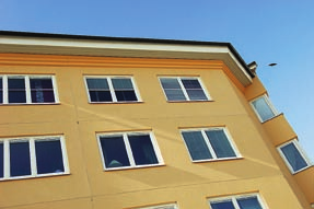 Bert Andersson hyllar också lösningen med inåthängda fönster och separata bågar i aluminium respektive trä.
