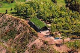 Bild ovan: Flygbild över Fjärås bräcka med sjön Lygnern till höger. Bild nedan: Fjärås bräcka naturum från luften.