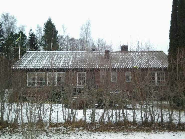 Byggnadsbeskrivning Bostadsbyggnad Byggnadsår/ ombyggnadsår: 1972 / Hustyp/antal våningar: 1 -plans hus med källare Taktyp, takbeläggning: Eternitplattor