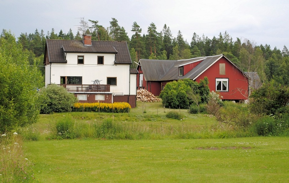 Nordbacka Gård Tel 0320-395 20 HÄSTGÅRD 14 HA - BORÅS - PRIS: 1 550 000 KR SOM UTGÅNGSPRIS Fastighet Fastigheten Borås Rogsås 1:34, Rogsås 1:9 och Rogsås 1:2 Adress Trevlig Gård nära Borås Arealer