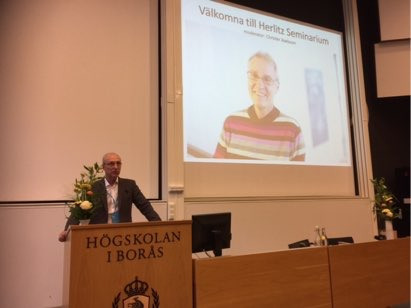 Johan Herlitz fullgjorde sin AT- tjänst på medicinkliniken vid sjukhuset i Lidköping men kom Yll Sahlgrenska sjukhuset och disputerade kring nyvan av betablockerare i samband med hjärynfarkt år 1982.