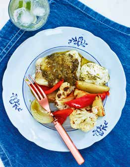 familj v 2 Pestobakad fi sk och halloumi med rostad blomkål cirka 40 min b Näringsinnehåll/portion: Energi: 2691 kj/ 643 kcal. Protein 41,5 g. Fett 34,0 g. Kolhydrater 39,1 g.