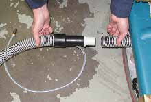 HANDSKURUTRUSTNING Vakuum-- och vätskesystemet styr handskurutrustningen. Med handskurutrustningen kan du rengöra golvytor som maskinen inte kommer åt.