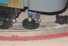 UNDERHÅLL JUSTERA NEDBÖJNING AV SKRAPBLAD Nedböjning mäts i skrapans vinkel mot golvet när maskinen körs framåt och skrapan är nedfälld.