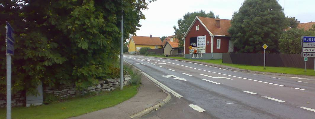 Vectura 13 (34) Bild 17. Sikt norrut i korsningen vid Glömminge kyrka. Sönneborgsvägen väg 136 Trevägskorsning i 90-miljö.