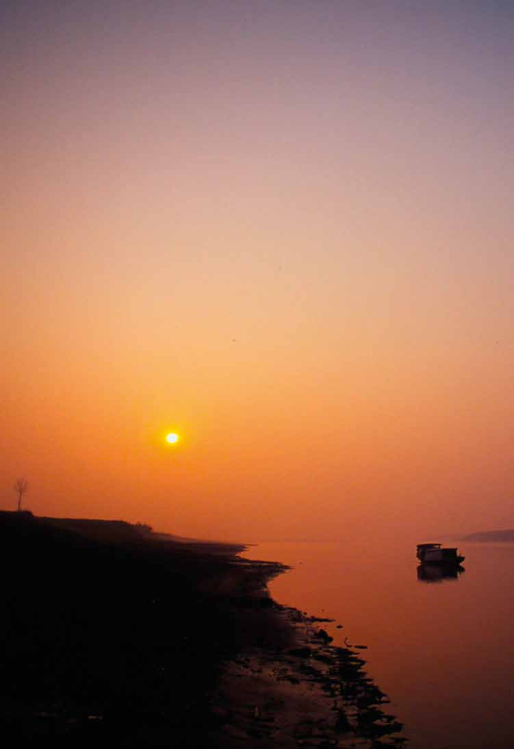 STÖD WWF Fishing boat, Hunan Province, China. Hjälp oss rädda datorn Din laptop behöver hjälp. De flesta bärbara datorer i världen tillverkas kring Yangtzefloden i Kina.