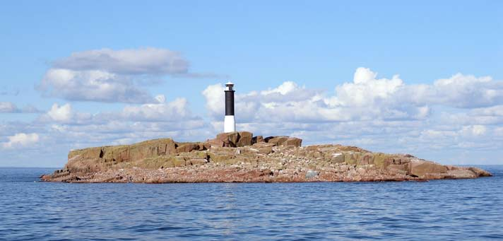 Bonden är för övrigt länets äldsta naturreservat och avsattes 1937. Det är det enda riktiga fågelberget i Östersjön norr om Karlsöarna vid Gotland (Länsstyrelsen 2008a).
