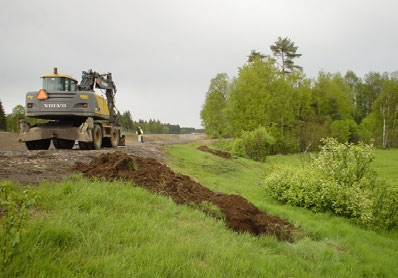 Bild 5. Inblandning av skummat bitumen i asfaltgranulatet innehållande vägtjära. Bild 6. Provtagningsgropar för fast material. Vattenprov togs nedanför slänten.