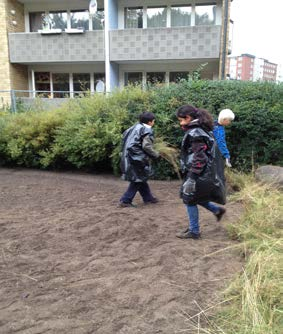 3 Delprojekt 1. Naturpedagogik: ängsytor, biodling och stekelhotell Ängsytor Naturskolan har sedan många år uppmärksammat ett behov av fler ängsytor och färre klippta gräsmattor.