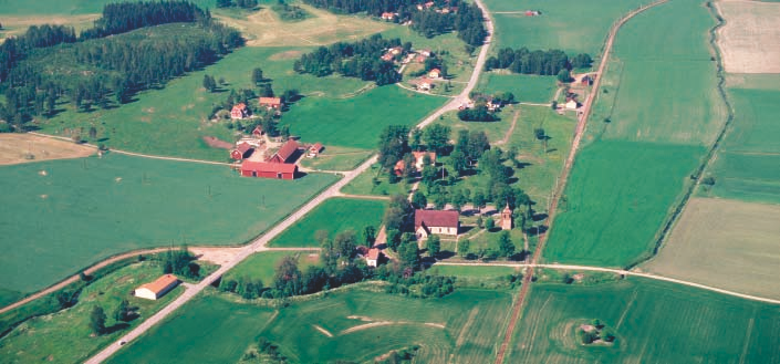 38 Frösunda socken Flygfoto över Frösunda kyrka med omgivning. Foto: Jan Norrman, Riksantikvarieämbetet. (Bilden något beskuren).