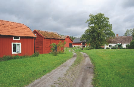 39 de stationshus och godsmagasin, via Rolsta och vidare mot Kårsta I socknen finns åtminstone sju djurhållare av nöt och/eller får. Av dessa är tre mjölkgårdar, av kommunens kvarvarande åtta.