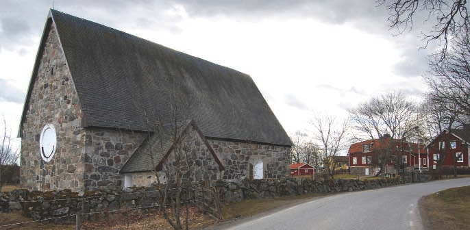46 Kårsta socken Kårsta kyrka. I bakgrunden den gamla byskolan. Kårsta socken karaktäriseras naturgeografiskt av dalgångsbygd i väster och skogsbygd i öster.