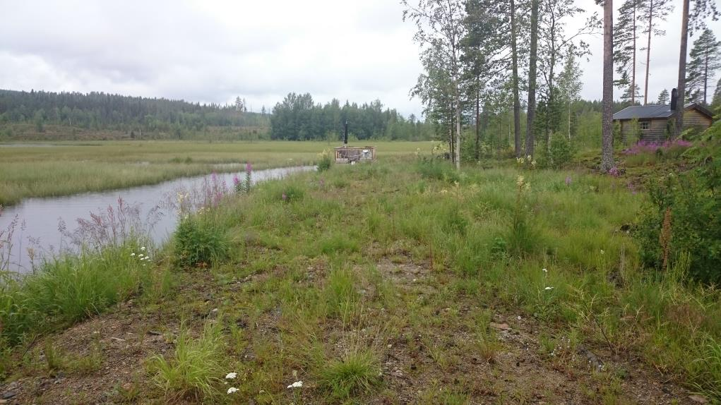 Ser man till läget på den platsen så har det tidigare troligtvis även där funnits spår av stenåldersboplatsen. Bilder som visar den markplanering som företagits längst den södra stranden.