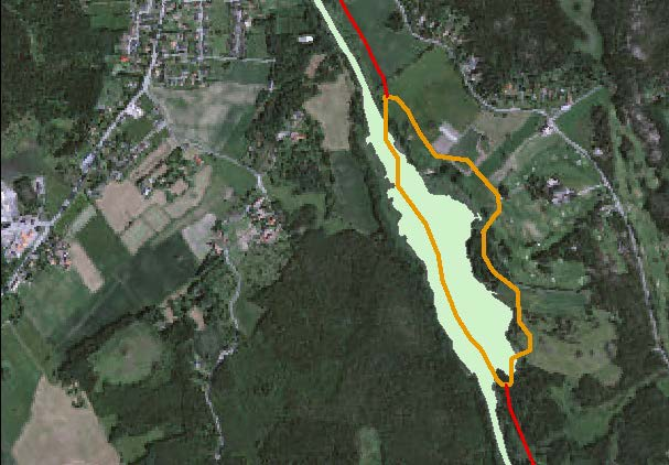 Figur 9. Exempel på hur översiktskartan i vissa delar av landet (här Stockholms län, Väddö kanal) ligger fel i jämförelse med fastighetskartan. 3.1.