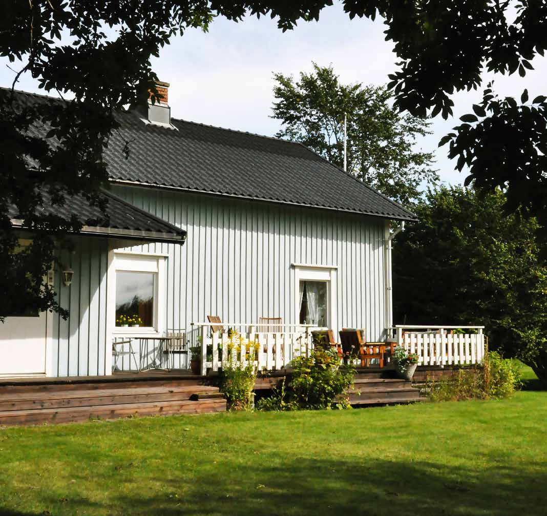 GÅRD I SÖDRA KÄRSBOL Trevlig lantgård 12 km norr om Vänersborg som erbjuder lantligt boende med den egna skogen och jorden i