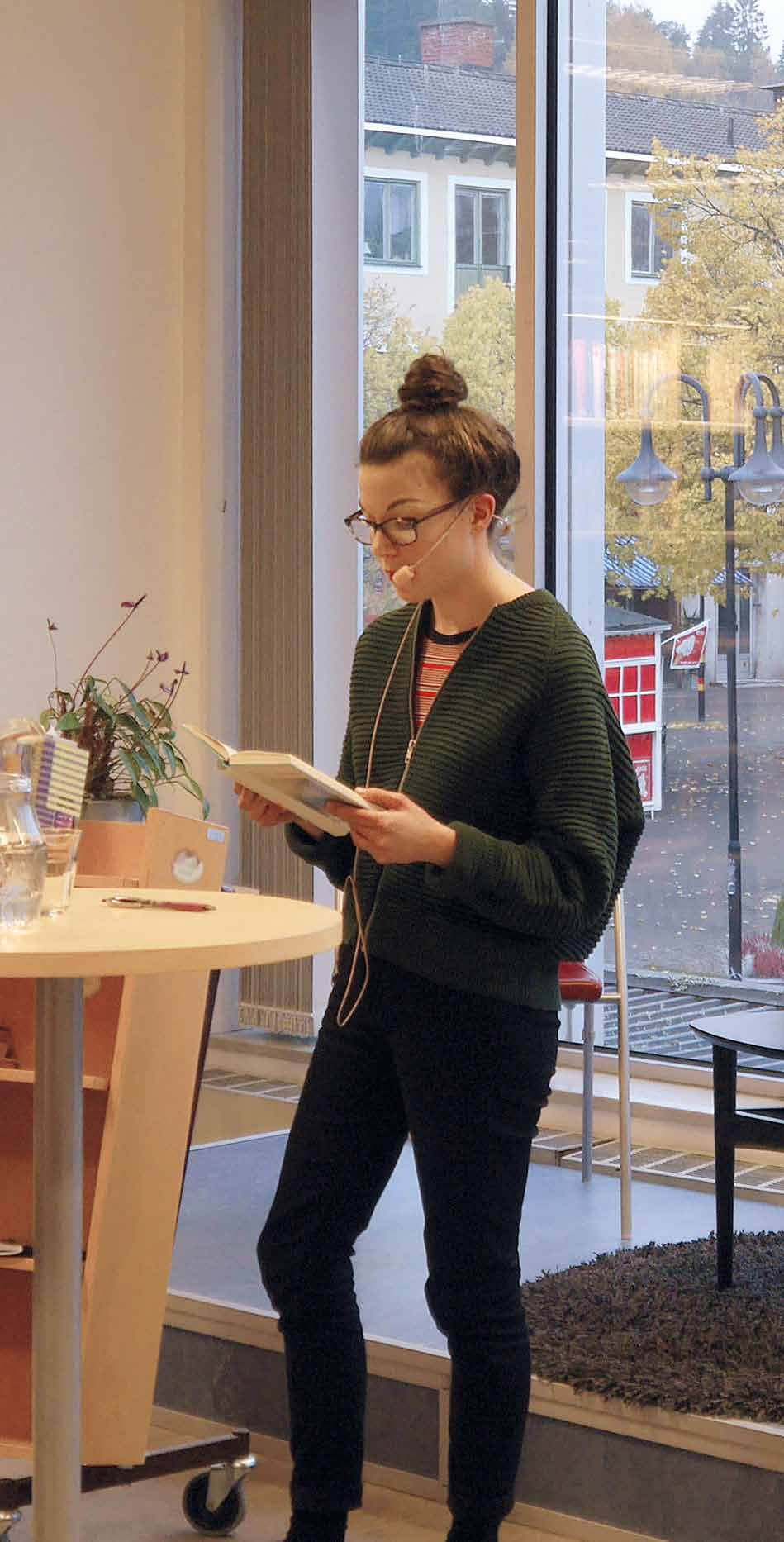 Bokfrukost Fribiljetter två veckor före varje bokfrukost. Fransk frukost Det första, andra och tredje könet vid Seines kajer. Emma Elofsson och Petra Jansson.