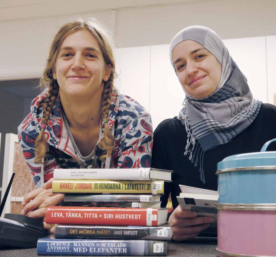 17 Café Smaka en kaka, läs en bok! På biblioteket finns ett café - för visst är det gott med en kopp när den värsta läshungern är stillad. Ibland är det Hanna och Alaa som serverar. Välkommen in.