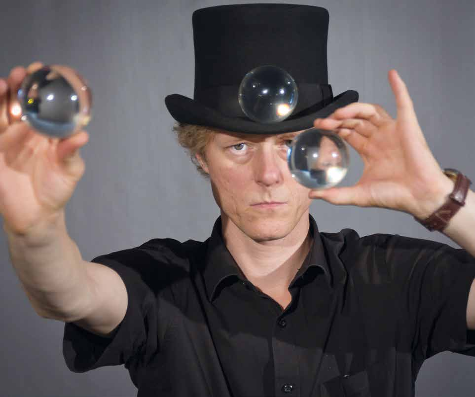 Foto: Pixabay Illusionistens assistent Kalle Nilsson, Länsteatern i Örebro Föreställningen bygger på kroppsspråk, trolleri och visuella element.