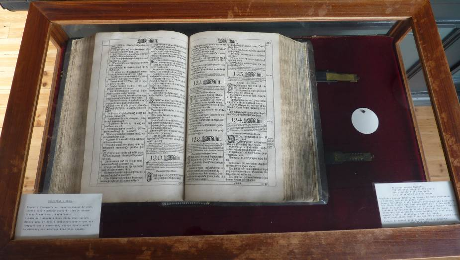 drottning Kristinas bibel och den lilla bibeln (pricken mot vit rund bakgrund) ett exemplar av