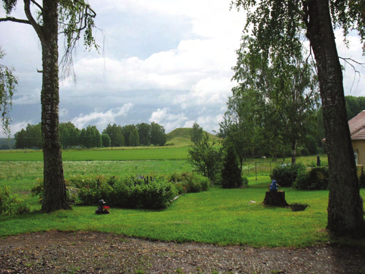 Inledning Kulturmiljövård Mälardalen (KM) har utfört en antikvarisk kontroll vid Strö gård utanför Köping med anledning av att markägaren, Lars Carnestam, vill schakta för jordvärme (se figur 1).