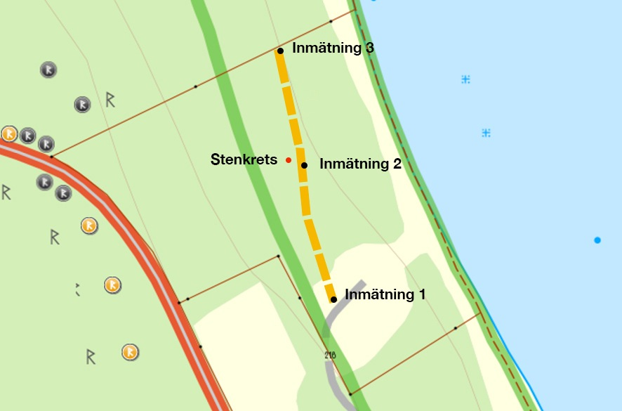 Fig 5. Inom fastigheten Västös 1:8 påträffades två fornlämningar, dels rester av en trolig stenkrets markerad med röd punkt samt en en äldre väg som är markerad med gula streck.