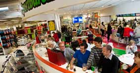 Bussresan tar cirka två och en halv timme. Som hyresgäst på ebo betalar du 50 kr för bussresa. Medföljande till en hyresgäst betalar 150 kr. Vi bjuder på fika.