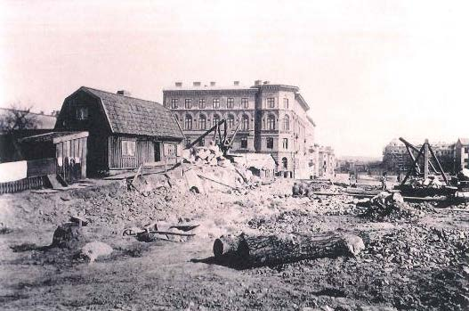 För gatans fullbordan skulle dess mittsträcka utläggas över tomt nr 100 i gamla 12:e roten där Waltherska huset, ett tvåvånings trähus med en stor uthusbyggnad, uppförts 1807 eller 1808 av