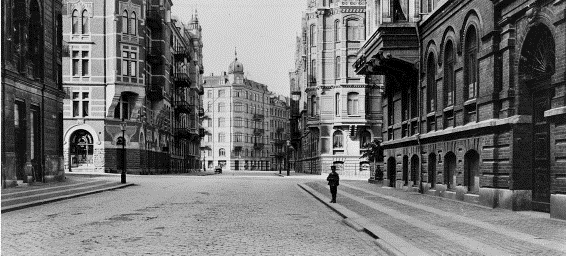 Avenyn med uppkörda grusytor år 1884, då nr 16 var under