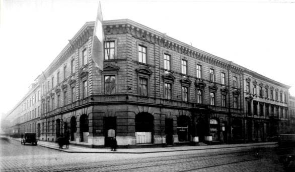 Hörntomter i ett normalt byggnadskvarter borde i möjligaste mån ha en kvadratisk form med ett sidmått omkring 100 fot (= 30 meter) eller något mindre för att gården skulle få lämplig form.