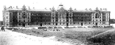 tomter med hela 77 fot fasadlängd för praktvåningar i ett plan. Vissa verksamheter behövde köpa två eller flera tomter vilka slogs samman till en. 184-185.