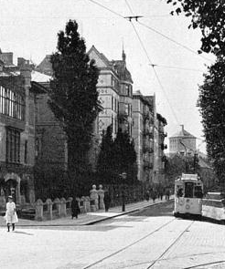 I detta område har 19 tomter för stora bostadshus vanligt tätt bebyggande respektive kopplade hus i villastil bildats genom styckning av tre stora villatomter i Annebergskvarteret vid Bolanderska