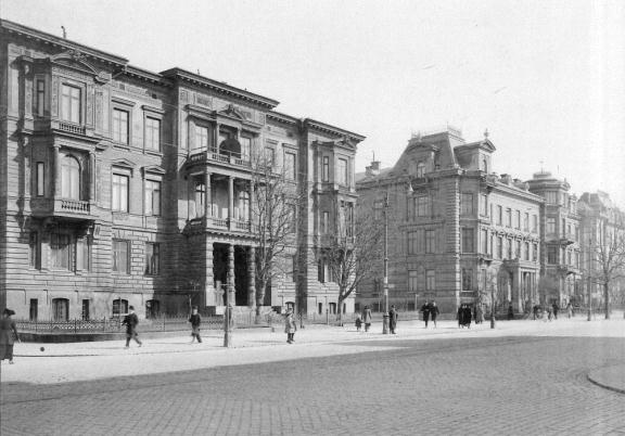 Den nya stenstadens byggnadshöjder i praktiken Vid 1870-talets ingång hade de stenhus som tillkommit i Göteborg på vallraseringsområdet nästan undantagslöst tre våningar och inom Larmgatorna fanns