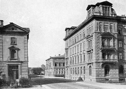 Grosshandlande Gabriel Heymans villa var under uppförande med rumshöjder på 13,5 fot i första och 14 fot i andra våningen (= 4,0 à 4,15 meter).
