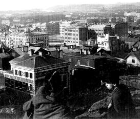 Genom uppförandet av realläroverket i 13:e roten, färdigt 1886 och med sin väldiga gårdsplan mot Vasagatan upptagande hela det mellersta kvarteret av tre mellan huvudstråken Viktoria- och