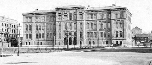 Kvarteret i väster vid Karl Gustavsgatan hade 1882 omreglerats för ett mer rationellt bebyggande på större tomter som lättare kunde säljas (se avsnitt under nedanstående rubrik) med nya