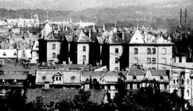 från tomtgränsen hade vägrats fastställelse av byggnadsnämnden 1894. 231 De klagande fick emellertid inget gehör hos Länsstyrelsen, som den 14 oktober 1895 fastställde byggnadsordningen.
