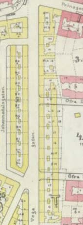 De härigenom sammanlänkade gårdarna parallellt med gatan var ett manér som sedan 1880-talets början hade tillämpats i nya