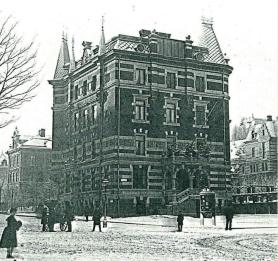 Villatomterna i Annebergskvarteret blev enligt regleringens bestämmelser 1878 bebyggda med stenhus mot Vasagatan, då detta läge var särskilt framstående.