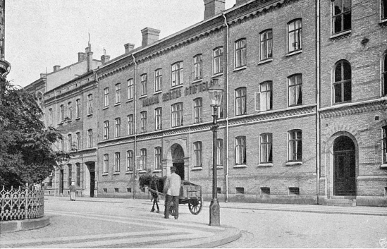 Förklaringen är tydligtvis att stiftelsen fått idén att i framtiden påbygga huset, vilket bekräftas genom en i november 1869 inträffad omständighet.