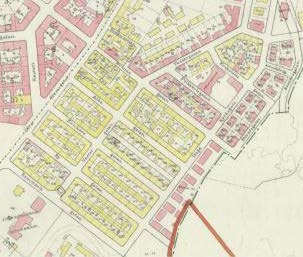 93. Sten Sturegatan fullbordad på 1890-talet med förgårdar framför hus av sten och trä med lägenheter för olika skikt av medelklassen hus i villastil med ett fyravånings stenhus flankerat av