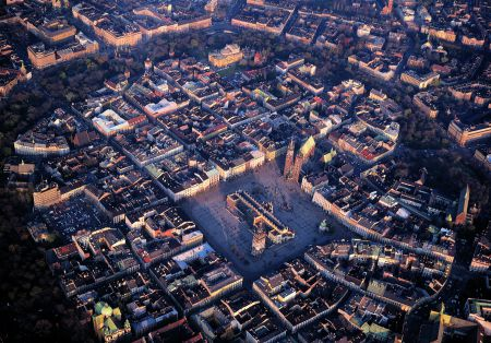 STORA TORGET (RYNEK GŁÓWNY) STADENS HJÄRTA I tar kvällen inte slut förrän långt efter midnatt!