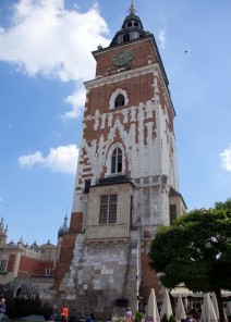 Över tor-get reser sig rådhustornet (Wieża Ratuszowa), vars källare inrymmer väl bevarade medeltida tortyrkammare och dessutom en teaterscen och ett