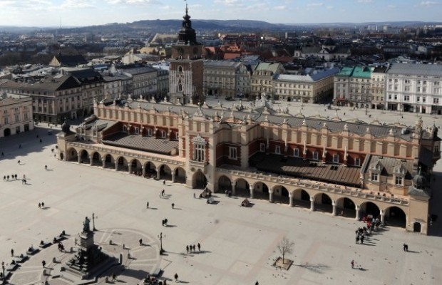 KUNGSVÄGEN Kraków har sin Kungliga väg. Såsom en gång i tiden kungarna tågade till Kraków med sitt följe - sändebud och andra förnäma gäster -, så gör idag Kraków-älskare och turister.