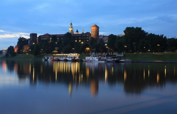 KUNGLIGA SLOTTET WAWEL Bara ett par hundra meter från Stora torget, på en kulle vid floden Wisłas knick, reser sig Kungliga slottet över staden.