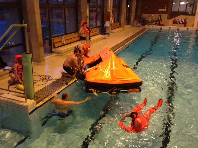 Verksamhetsberättelse FSvR R142 Ystad Vända flotte Vi arrangerade även två tillfällen då delar ur den körande besättningen fick öva på att vända flotte i Järfälla badhus.