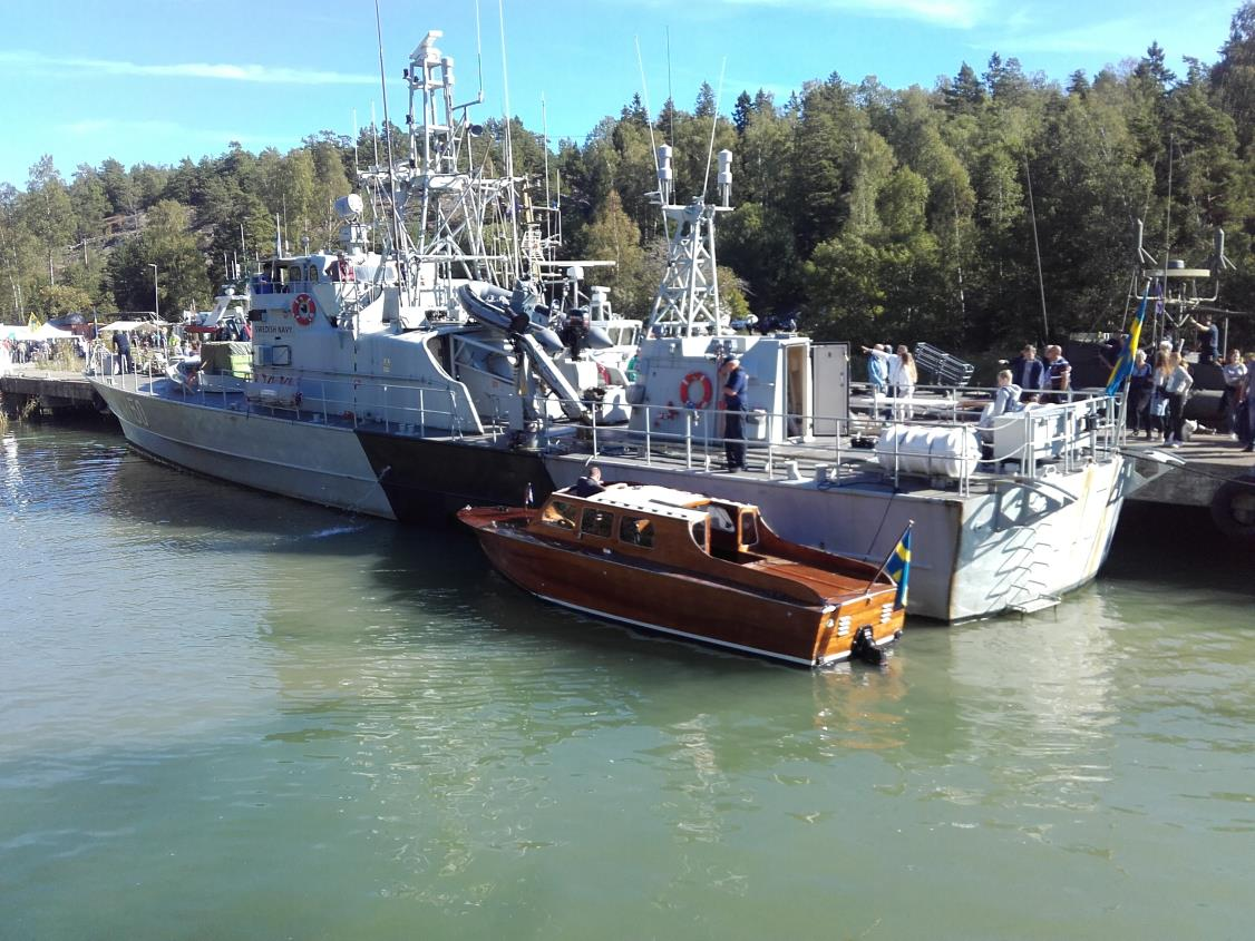 bodde permanent samt hans landställe i Östergötlands skärgård.