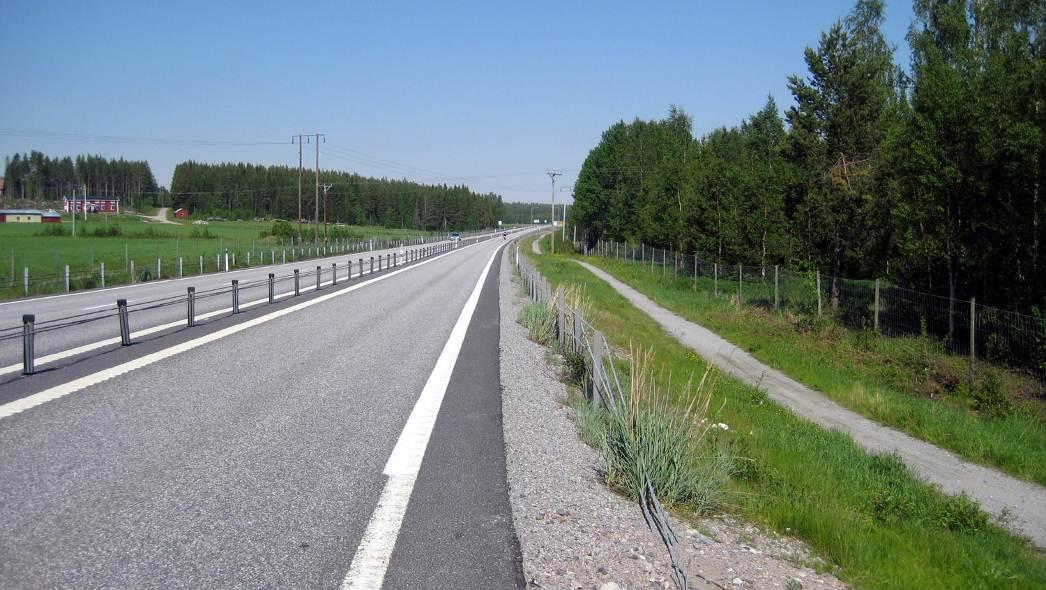 4.1.3 E4 mellan Pitsund och Höglandsnäs, Piteå kommun Figur 5: Cykelstig längs med E4 mellan Pitsund och Höglandsnäs. Juni 2011.