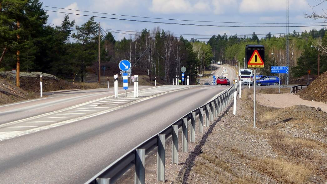 En busshållplats, Staberg, finns strax norr om korsningen väg 266/väg799. I anslutning till denna finns en ITS-lösning i form av ett blinkande varningsmärke med tilläggstavla Hållplats.