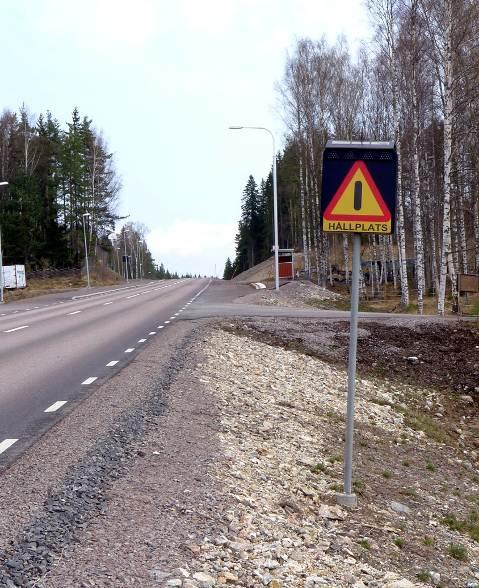 Andelen tung trafik är 9 %. Hållplatserna är försedda med ITS-lösning i form av skylt som blinkar när en buss finns i närheten.