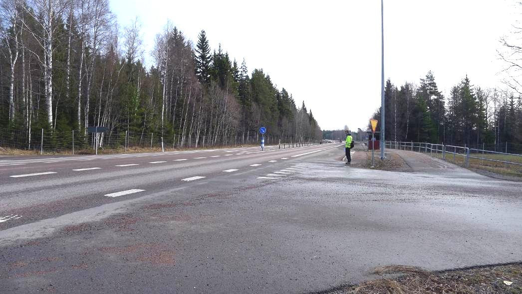 Vid fältinventeringen av platsen kunde konstateras att trafiken upplevs som lugn även om vägen är en typisk pendlingsväg. Att korsa vägen som oskyddad trafikant upplevs inte problematiskt. 4.2.